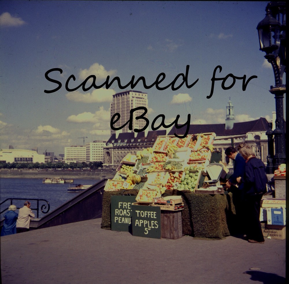 FRUIT STALL WESTMINSTER BRIDGE LONDON STREET SCENE 1960s – COLOUR TRANSPARENCY