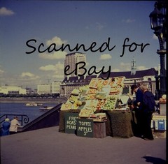 FRUIT STALL WESTMINSTER BRIDGE LONDON STREET SCENE 1960s – COLOUR TRANSPARENCY