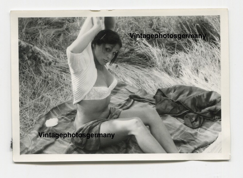 Z7094 Photo 1960s Artistic Nude Pretty Woman Beach
