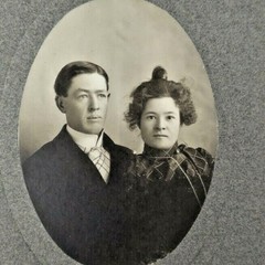Antique Cabinet Card Photograph- husband and wife posing for a picture nice 154