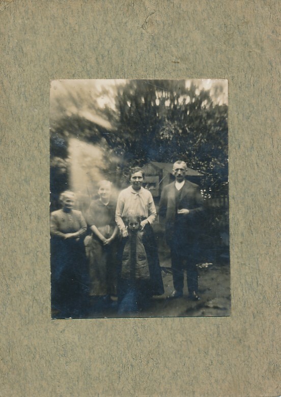 Old black family photo approx. 5.9 x 7.9 cm glued to cardboard w1255h