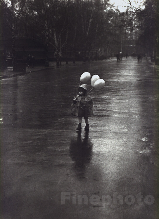 1963 Original TIBOR HONTY Little Girl & Balloons Child Rain Silver Gelatin Photo