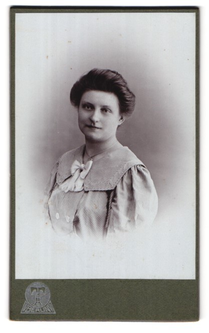Photograph Hermann Tietz, Berlin-C, at Alexanderplatz, portrait young lady in m