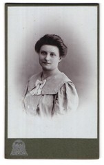 Photograph Hermann Tietz, Berlin-C, at Alexanderplatz, portrait young lady in m