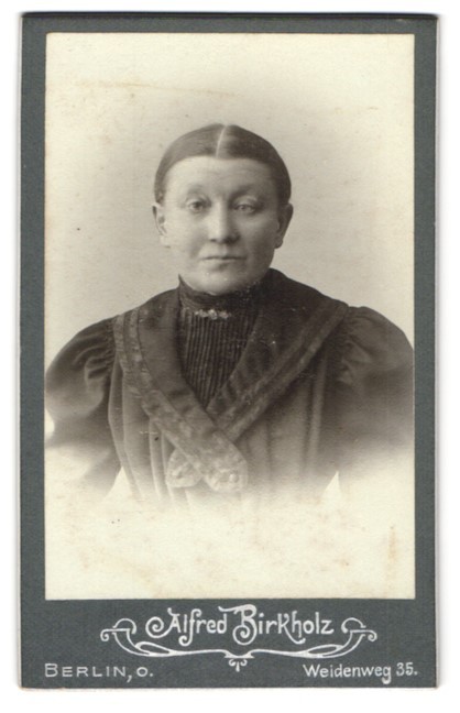 Photograph Alfred Birkholz, Berlin, Weidenweg 35, elderly lady with squinting A