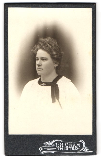 Photograph L. H. Gram, Thisted, Portrait of a Young Woman CDV / Cabinet Photo