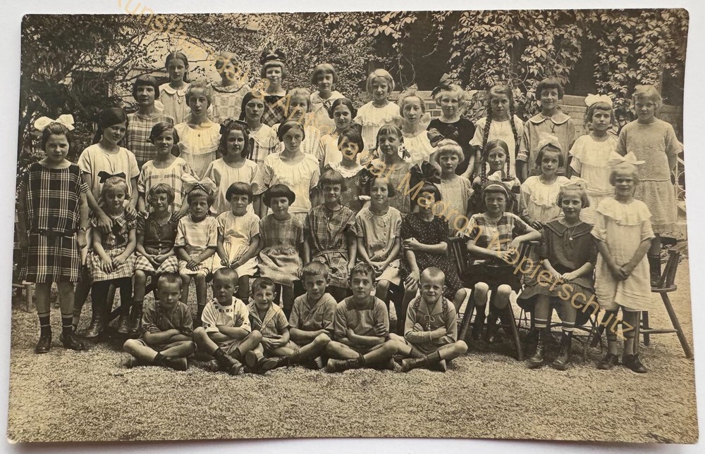 orig. Photo postcard girls children around 1910 school class kindergarten