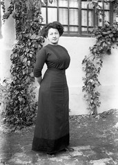 larger size glass negative! amazing sexy chubby woman dreaming in garden, 1920’s