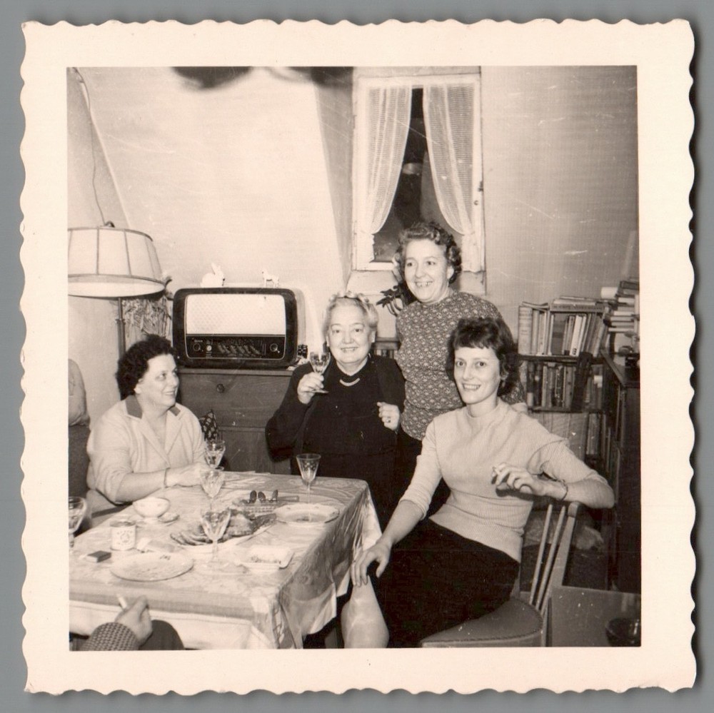 Photo Family Celebration Tube Radio Living Room 1950s Vintage (F2047)
