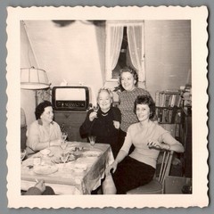 Photo Family Celebration Tube Radio Living Room 1950s Vintage (F2047)