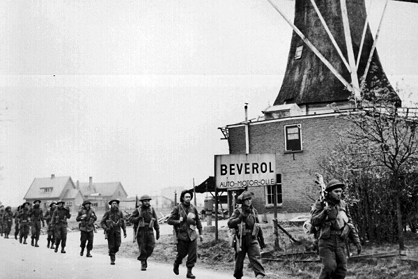 New World War II Photo: Canadian Infantry of Regiment de Maisonneuve – 6 Sizes!