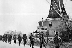 New World War II Photo: Canadian Infantry of Regiment de Maisonneuve – 6 Sizes!