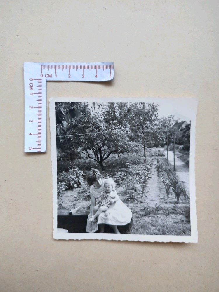🟠 Vintage Photograph Photo 1950s Woman Mother Child Girl