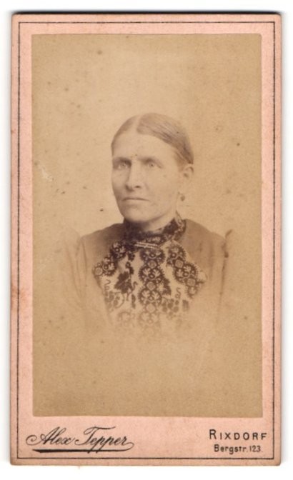 Photography Alex Tepper, Rixdorf, Bergstr. 123, older middle class lady in dress