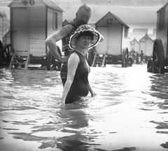 STEREO GLASS NEGATIVE, sexy couple, woman on beach, strange swimsuits, rare, vin