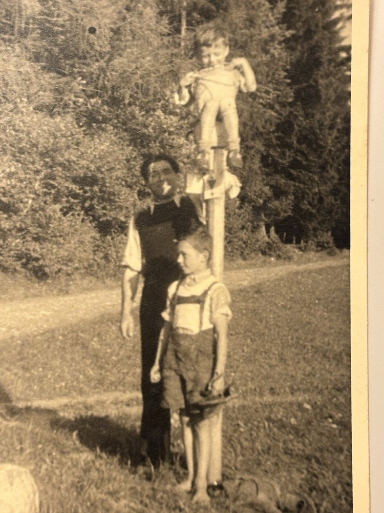 📸 Old Photo Father With Two Children Rural 1940s Pimps Vintage Original 7×10