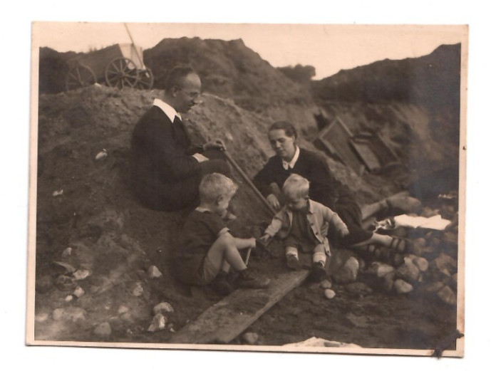 13136- Photo Memory * Family, Children Playing * 1931