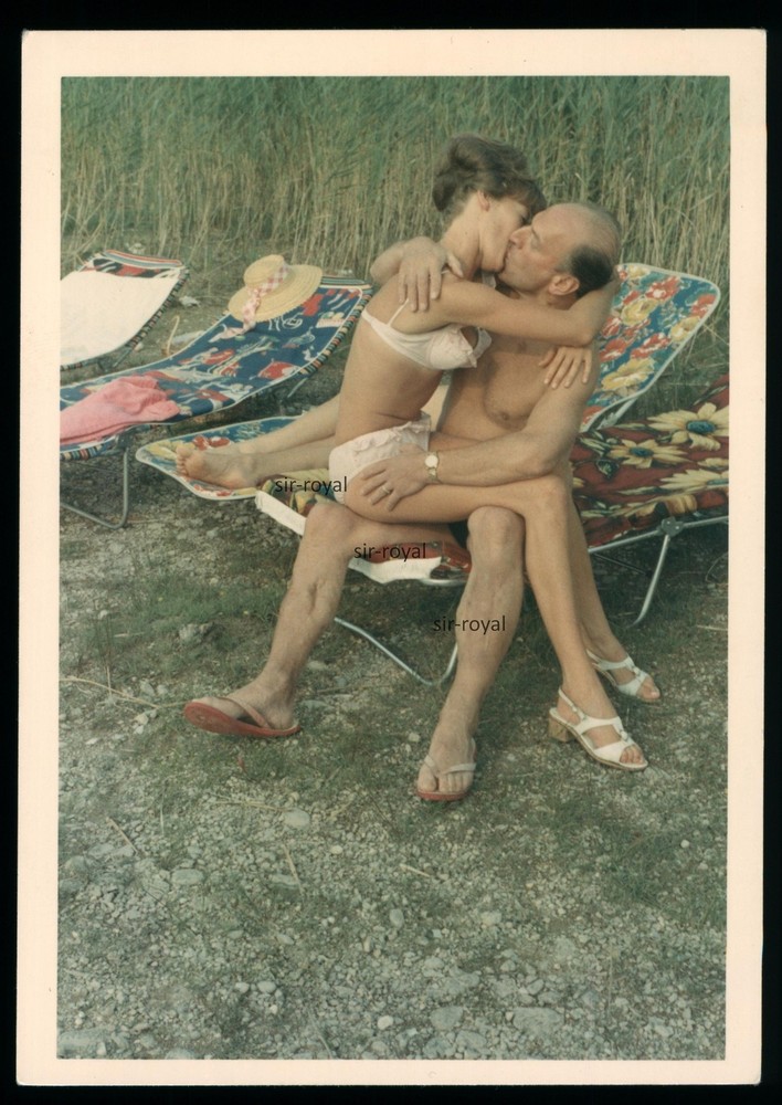 Pretty brunette woman in bikini kisses older man – 1970s – photo 9x13cm