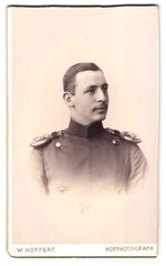 Photograph W. Höffert, Berlin, Unter den Linden 24, Chevauleger in uniform with