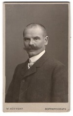 Photograph W. Höffert, Berlin, Unter den Linden 24, man in suit and with Schnu
