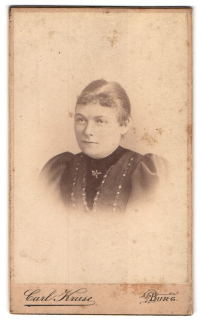 Photograph Carl Kruse, Castle, Schartauer-Strasse 16, portrait young lady with to