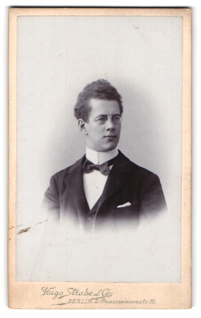 Photograph Hugo Strube & Co., Berlin, Prinzenstrasse 16, portrait of an elegant