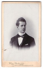 Photograph Hugo Strube & Co., Berlin, Prinzenstrasse 16, portrait of an elegant