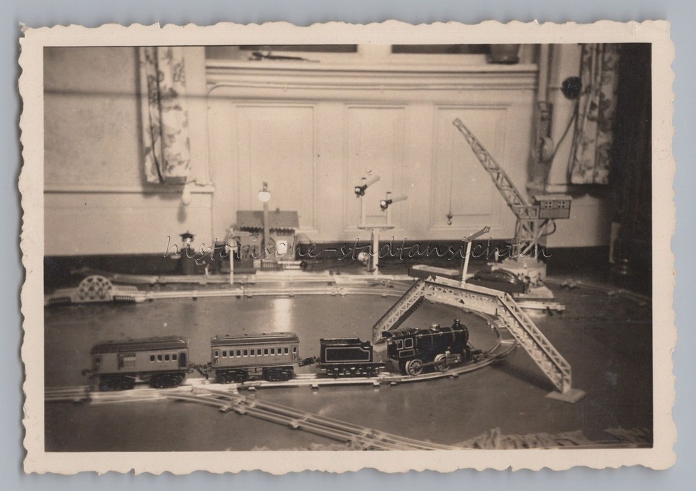 Toy Railway Steam Locomotive Signalling Loading Crane Toy – Photo
