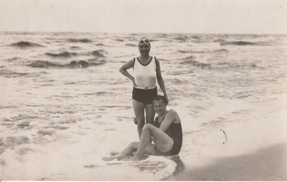 Photo postcard couple on the beach of Misdroy Poland beach photo snapshot 1928