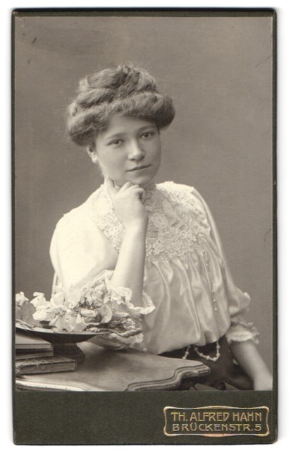 Photograph Th. Alfred Hahn, Chemnitz, Brückenstr. 5, young saxon lady in h