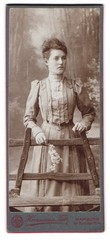 Photograph Hermann Tietz, Hamburg, size Burstah 12/14, lady standing behind fence