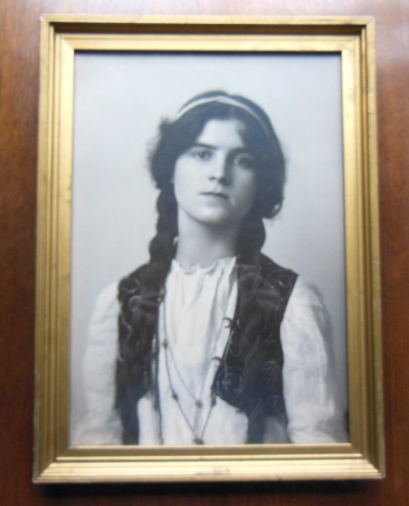 Antique Photograph, circa 1902 of «The Gypsy Queen»