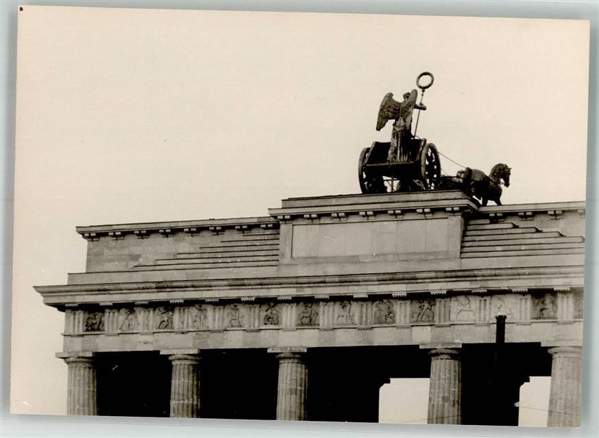 39974843 – 1000 Berlin Mitte monument Brandenburg Gate Quadriga