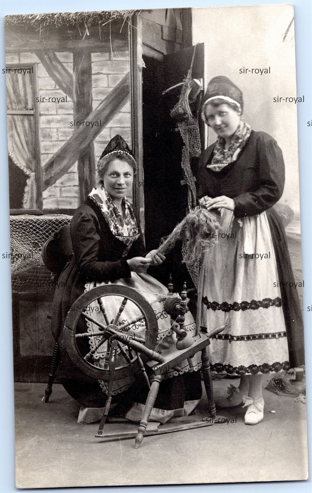 Women in traditional fashion on spinning wheel-RPPC-photo postcard 9x14cm
