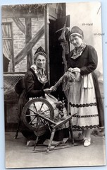 Women in traditional fashion on spinning wheel-RPPC-photo postcard 9x14cm