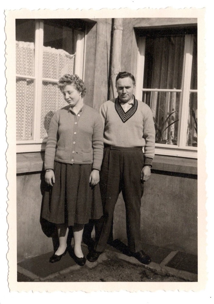 Vintage Photo 1940s/50s – Couple – Unusual Snapshot – Marriage, Love, Happiness Bizarre