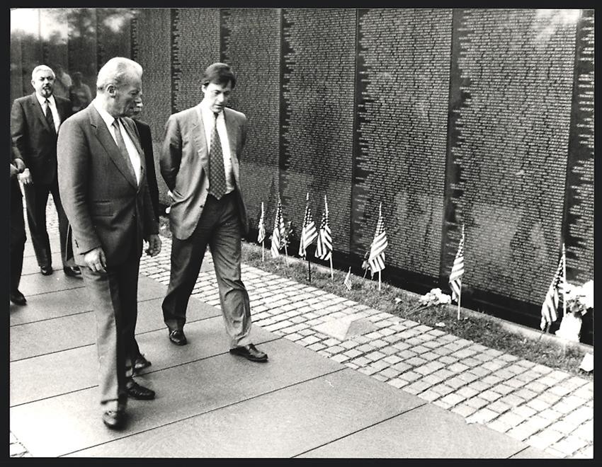 Photography PA Sven Simon, Bonn, Willy Brandt visits the Vietnam Memorial in Wa