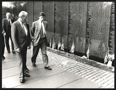 Photography PA Sven Simon, Bonn, Willy Brandt visits the Vietnam Memorial in Wa