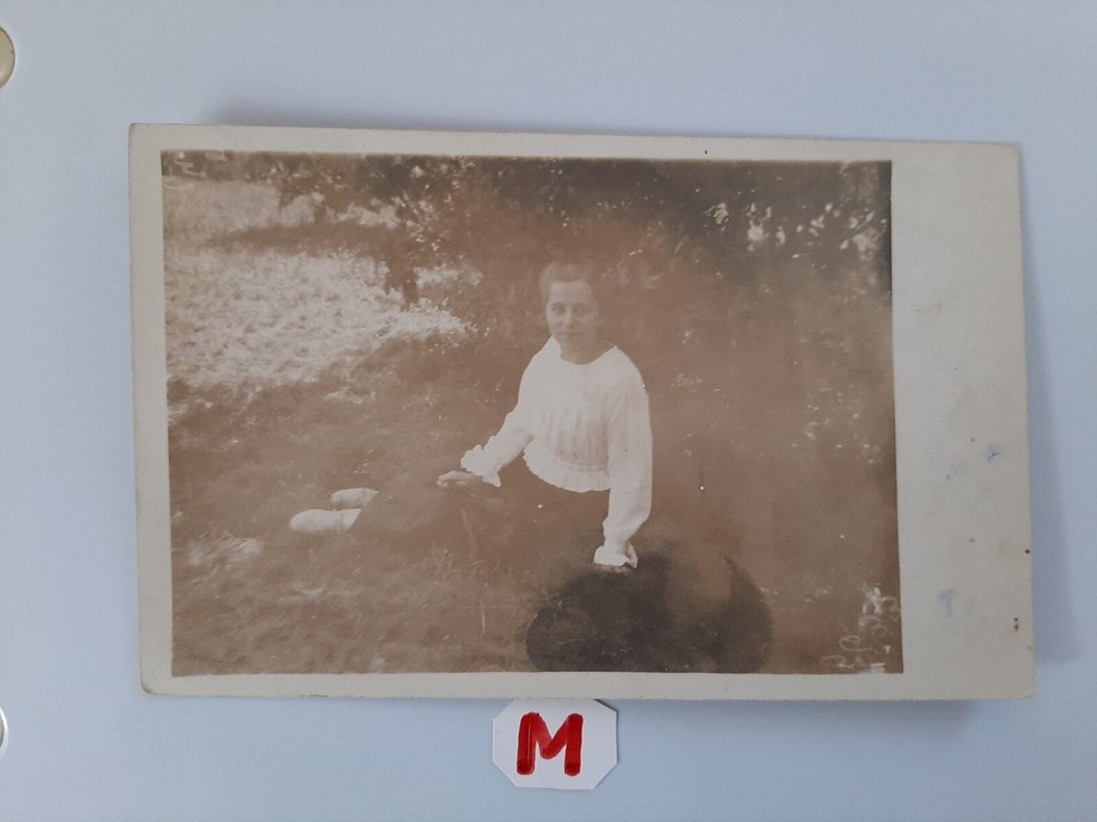 Foto Postkarte eine Frau in weise Bluse Fotokunst 13,5 x 8 cm.