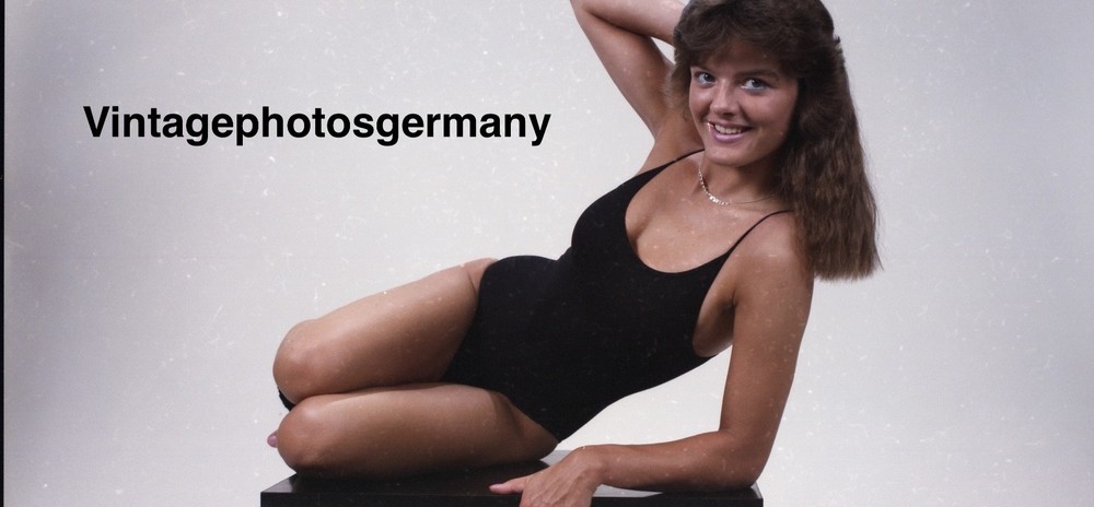 Z6931 Original – Negative 80s Artistic Nude Woman in Bikini