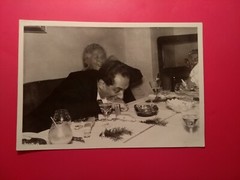 Altes Foto antik Vintage Mann man leckt beißt seine Hand fun old Photo xx