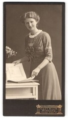 Photograph Carl Koch, Hamburg, Neuerwall 30, happy young lady leafing through