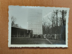 Photo City? tower? crowd of visitors F15
