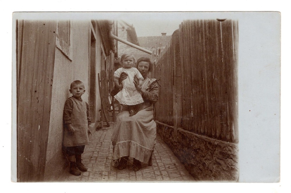 Photo Postcard Mother with Children in Yard c.1920s Poverty (F1 020)