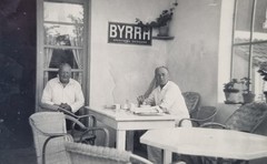Great B/W Photo «Two Men at Coffee with BYRRH Tin Sign» Circa 1959