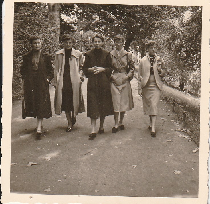 Vintage Photo Pretty Women in Fine Coat Fashion Snapshot 1953-2