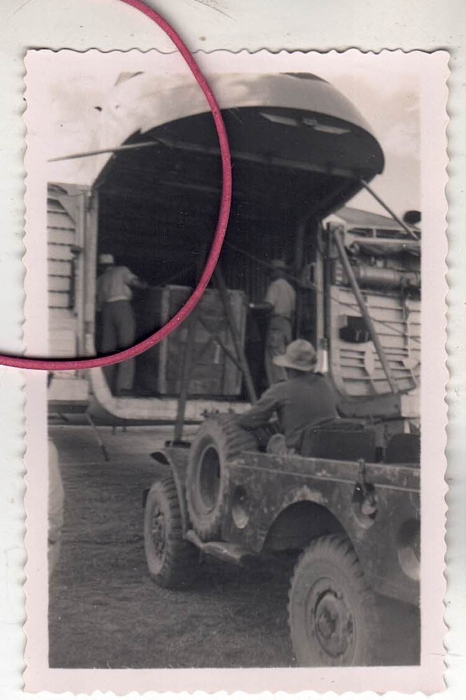 PHOTO PHOTO AIRCRAFT BRISTOL 170 FREIGHTER F-VNAK AIR VIETNAM LOADING JEEP