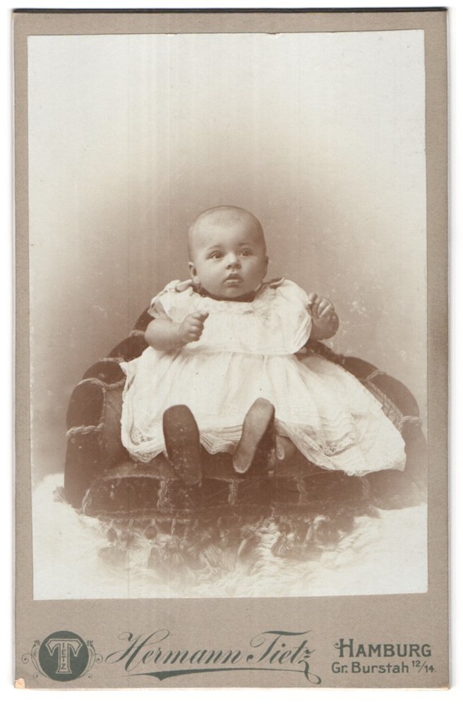 Photograph Hermann Tietz, Hamburg, size Burstah 12/14, portrait cute dress