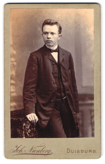 Photograph Joh. Nienborg, Duisburg, Königstraße 4, portrait of a young man