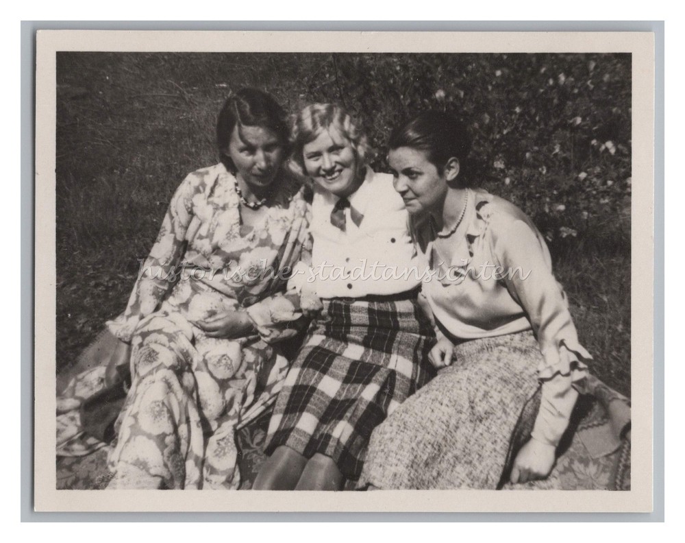 3 Women Sitting on Summer Meadow – Vintage Photo 1930s